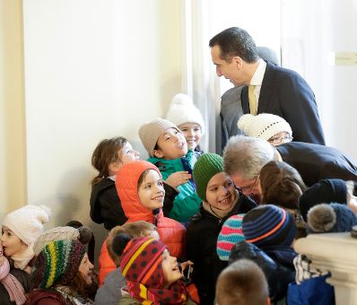 Am 7. Dezember 2016 empfing Bundeskanzler Christian Kern (l.) den designierten Bundespr&auml;sidenten Alexander Van der Bellen zu einem Gespr&auml;ch. Im Bild mit Bundespr&auml;sident a.D. Heinz Fischer (r.).