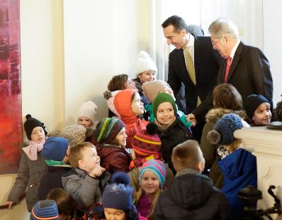 Am 7. Dezember 2016 empfing Bundeskanzler Christian Kern (l.) den designierten Bundespr&auml;sidenten Alexander Van der Bellen zu einem Gespr&auml;ch. Im Bild mit Bundespr&auml;sident a.D. Heinz Fischer (r.).