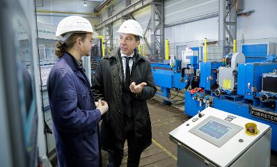 Am 12. Dezember 2016 besuchte Bundeskanzler Christian Kern (r.) den Betrieb Stahl Judenburg.