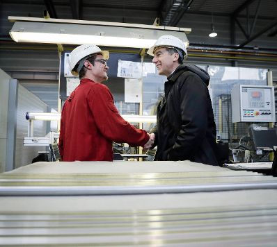 Am 12. Dezember 2016 besuchte Bundeskanzler Christian Kern (r.) den Betrieb Stahl Judenburg.