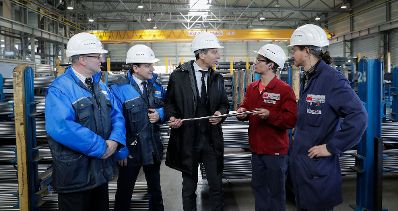 Am 12. Dezember 2016 besuchte Bundeskanzler Christian Kern (m.) den Betrieb Stahl Judenburg.