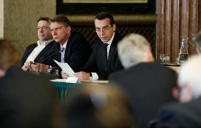 Am 13. Dezember 2016 sprach Bundeskanzler Christian Kern (r.) beim EU-Hauptausschuss im Parlament.