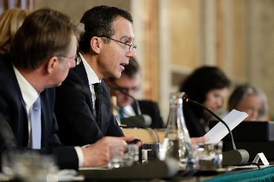 Am 13. Dezember 2016 sprach Bundeskanzler Christian Kern (2v.l.) beim EU-Hauptausschuss im Parlament.