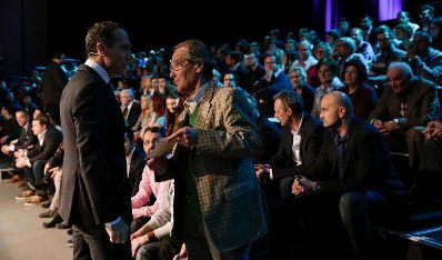 Am 13. Dezember 2016 war Bundeskanzler Christian Kern (l.) zu Gast im ORF-B&uuml;rgerforum.