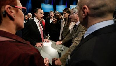 Am 13. Dezember 2016 war Bundeskanzler Christian Kern (2.v.l.) zu Gast im ORF-B&uuml;rgerforum.