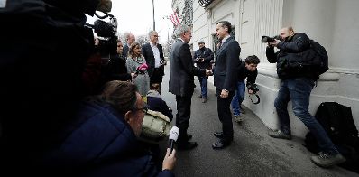 Am 14. Dezember 2016 empfing Bundeskanzler Christian Kern (r.) den designierten Bundespr&auml;sidenten Alexander Van der Bellen (l.) zu einem Gespr&auml;ch.