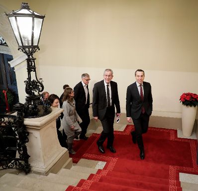 Am 14. Dezember 2016 empfing Bundeskanzler Christian Kern (r.) den designierten Bundespr&auml;sidenten Alexander Van der Bellen (l.) zu einem Gespr&auml;ch.
