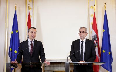 Am 14. Dezember 2016 empfing Bundeskanzler Christian Kern (l.) den designierten Bundespr&auml;sidenten Alexander Van der Bellen (r.) zu einem Gespr&auml;ch. Im Anschluss fand eine Pressekonferenz statt.