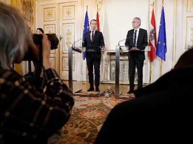 Am 14. Dezember 2016 empfing Bundeskanzler Christian Kern (l.) den designierten Bundespr&auml;sidenten Alexander Van der Bellen (r.) zu einem Gespr&auml;ch. Im Anschluss fand eine Pressekonferenz statt.