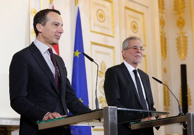 Am 14. Dezember 2016 empfing Bundeskanzler Christian Kern (l.) den designierten Bundespr&auml;sidenten Alexander Van der Bellen (r.) zu einem Gespr&auml;ch. Im Anschluss fand eine Pressekonferenz statt.