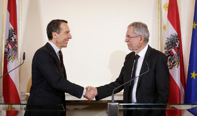 Am 14. Dezember 2016 empfing Bundeskanzler Christian Kern (l.) den designierten Bundespr&auml;sidenten Alexander Van der Bellen (r.) zu einem Gespr&auml;ch. Im Anschluss fand eine Pressekonferenz statt.