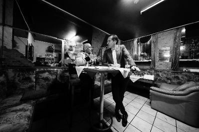 Am 21. Dezember 2016 besuchte Bundeskanzler Christian Kern (r.) den Verein &quot;Einfach so&quot;.