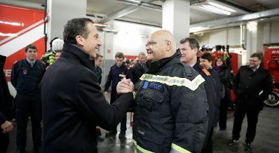 Am 22. Dezember 2016 besuchte Bundeskanzler Christian Kern (l.) die Wiener Berufsfeuerwehr am Hof.