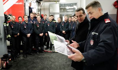 Am 22. Dezember 2016 besuchte Bundeskanzler Christian Kern (2.v.r.) die Wiener Berufsfeuerwehr am Hof.