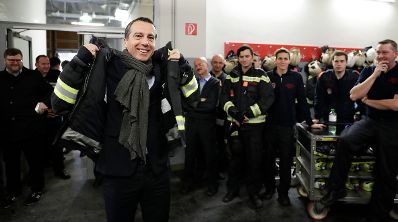Am 22. Dezember 2016 besuchte Bundeskanzler Christian Kern (m.) die Wiener Berufsfeuerwehr am Hof.