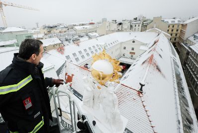 Am 22. Dezember 2016 besuchte Bundeskanzler Christian Kern (im Bild) die Wiener Berufsfeuerwehr am Hof.