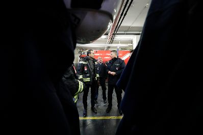 Am 22. Dezember 2016 besuchte Bundeskanzler Christian Kern (l.) die Wiener Berufsfeuerwehr am Hof.