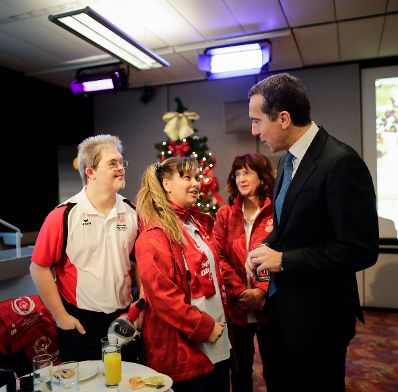 Am 24. Dezember 2016 nahm Bundeskanzler Christian Kern (r.) an der Licht ins Dunkel Spendenaktion im ORF Zentrum Wien teil.