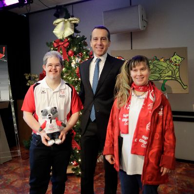 Am 24. Dezember 2016 nahm Bundeskanzler Christian Kern (m.) an der Licht ins Dunkel Spendenaktion im ORF Zentrum Wien teil.