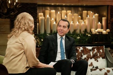 Am 24. Dezember 2016 nahm Bundeskanzler Christian Kern (r.) an der Licht ins Dunkel Spendenaktion im ORF Zentrum Wien teil.