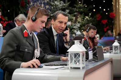 Am 24. Dezember 2016 nahm Bundeskanzler Christian Kern (r.) an der Licht ins Dunkel Spendenaktion im ORF Zentrum Wien teil.