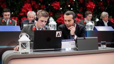 Am 24. Dezember 2016 nahm Bundeskanzler Christian Kern (r.) an der Licht ins Dunkel Spendenaktion im ORF Zentrum Wien teil.