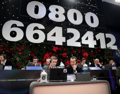 Am 24. Dezember 2016 nahm Bundeskanzler Christian Kern (r.) an der Licht ins Dunkel Spendenaktion im ORF Zentrum Wien teil.