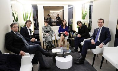 Am 18. J&auml;nner 2017 nahm der Bundeskanzler am Weltwirtschaftsforum in Davos teil. Im Bild (v.r.n.l.) Bundeskanzler Christian Kern, Karikaturist Patrick Chapatte, Moderatorin Susanne Wille, schweizer Bundespr&auml;sidentin Doris Leuthard, Unternehmer Nicolas Shea und Politikwissenschaftler Jan-Werner M&uuml;ller vor der SRF-Debatte zum Thema "Demokratie st&auml;rken".