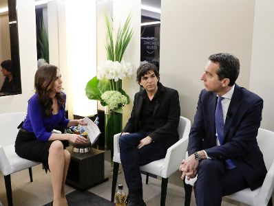 Am 18. J&auml;nner 2017 nahm der Bundeskanzler am Weltwirtschaftsforum in Davos teil. Im Bild (v.r.n.l.) Bundeskanzler Christian Kern, Karikaturist Patrick Chapatte und Moderatorin Susanne Wille vor der SRF-Debatte zum Thema "Demokratie st&auml;rken".