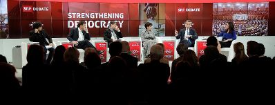 Am 18. J&auml;nner 2017 nahm der Bundeskanzler am Weltwirtschaftsforum in Davos teil. Im Bild (v.r.n.l.) Moderatorin Susanne Wille, Bundeskanzler Christian Kern, schweizer Bundespr&auml;sidentin Doris Leuthard, Politikwissenschaftler Jan-Werner M&uuml;ller, Unternehmer Nicolas Shea und Karikaturist Patrick Chapatte bei der SRF-Debatte zum Thema "Demokratie st&auml;rken".