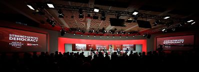 Am 18. J&auml;nner 2017 nahm der Bundeskanzler am Weltwirtschaftsforum in Davos teil. Im Bild (v.r.n.l.) Moderatorin Susanne Wille, Bundeskanzler Christian Kern, schweizer Bundespr&auml;sidentin Doris Leuthard, Politikwissenschaftler Jan-Werner M&uuml;ller, Unternehmer Nicolas Shea und Karikaturist Patrick Chapatte bei der SRF-Debatte zum Thema "Demokratie st&auml;rken".