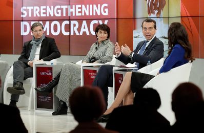 Am 18. J&auml;nner 2017 nahm der Bundeskanzler am Weltwirtschaftsforum in Davos teil. Im Bild (v.r.n.l.) Moderatorin Susanne Wille, Bundeskanzler Christian Kern, schweizer Bundespr&auml;sidentin Doris Leuthard und Politikwissenschaftler Jan-Werner M&uuml;ller bei der SRF-Debatte zum Thema "Demokratie st&auml;rken".