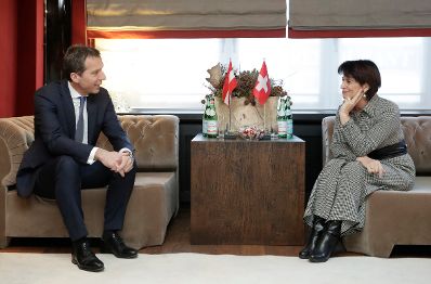 Am 18. J&auml;nner 2017 nahm Bundeskanzler Christian Kern (l.) am Weltwirtschaftsforum in Davos teil. Im Bild mit der schweizer Bundespr&auml;sidentin Doris Leuthard (r.).