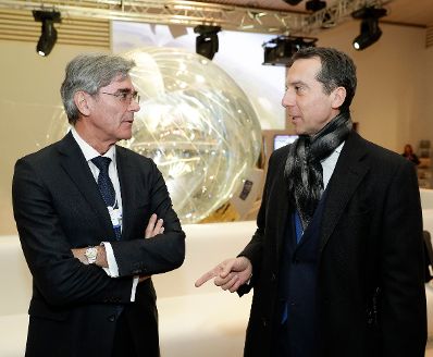 Am 18. J&auml;nner 2017 nahm Bundeskanzler Christian Kern (r.) am Weltwirtschaftsforum in Davos teil. Im Bild mit dem Vorstandsvorsitzender der Siemens AG Joe Kaeser (l.).