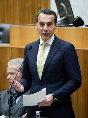 Am 31. J&auml;nner 2017 stellte Bundeskanzler Christian Kern (r.) im Nationalrat im Parlament das Arbeitsprogramm der Bundesregierung vor. Im Bild mit Vizekanzler und Bundesminister Reinhold Mitterlehner (l.).