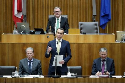 Am 31. J&auml;nner 2017 stellte Bundeskanzler Christian Kern (m.) im Nationalrat im Parlament das Arbeitsprogramm der Bundesregierung vor. Im Bild mit Vizekanzler und Bundesminister Reinhold Mitterlehner (l.) und Sozialminister Alois St&ouml;ger (r.).