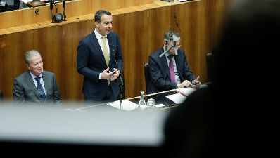 Am 31. J&auml;nner 2017 stellte Bundeskanzler Christian Kern (m.) im Nationalrat im Parlament das Arbeitsprogramm der Bundesregierung vor. Im Bild mit Vizekanzler und Bundesminister Reinhold Mitterlehner (l.) und Sozialminister Alois St&ouml;ger (r.).