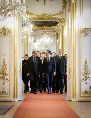 Am 24. Februar 2017 gab Bundeskanzler Christian Kern (r.) gemeinsam mit Bundespr&auml;sident Alexander Van der Bellen eine Pressestatement zum Ableben von Gesundheitsministerin Sabine Oberhauser. Im Bild mit Sozialminister Alois St&ouml;ger (l.).