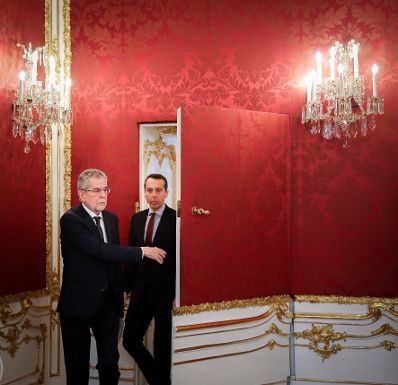 Am 24. Februar 2017 gab Bundeskanzler Christian Kern (r.) gemeinsam mit Bundespr&auml;sident Alexander Van der Bellen (l.) eine Pressestatement zum Ableben von Gesundheitsministerin Sabine Oberhauser.