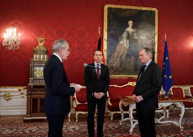 Am 24. Februar 2017 gab Bundeskanzler Christian Kern (m.) gemeinsam mit Bundespr&auml;sident Alexander Van der Bellen (l.) eine Pressestatement zum Ableben von Gesundheitsministerin Sabine Oberhauser. Im Bild mit Sozialminister Alois St&ouml;ger (r.) bei der &Uuml;bergabe der Amtsgesch&auml;fte.