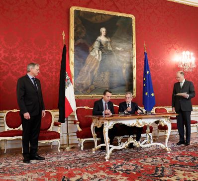 Am 24. Februar 2017 gab Bundeskanzler Christian Kern (m.l.) gemeinsam mit Bundespr&auml;sident Alexander Van der Bellen (m.r.) eine Pressestatement zum Ableben von Gesundheitsministerin Sabine Oberhauser. Im Bild mit Sozialminister Alois St&ouml;ger (l.) bei der &Uuml;bergabe der Amtsgesch&auml;fte.