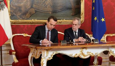 Am 24. Februar 2017 gab Bundeskanzler Christian Kern (l.) gemeinsam mit Bundespr&auml;sident Alexander Van der Bellen (r.) eine Pressestatement zum Ableben von Gesundheitsministerin Sabine Oberhauser. Im Bild bei der &Uuml;bergabe der Amtsgesch&auml;fte.