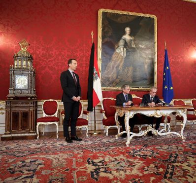 Am 24. Februar 2017 gab Bundeskanzler Christian Kern (l.) gemeinsam mit Bundespr&auml;sident Alexander Van der Bellen (r.) eine Pressestatement zum Ableben von Gesundheitsministerin Sabine Oberhauser. Im Bild mit Sozialminister Alois St&ouml;ger (m.) bei der &Uuml;bergabe der Amtsgesch&auml;fte.