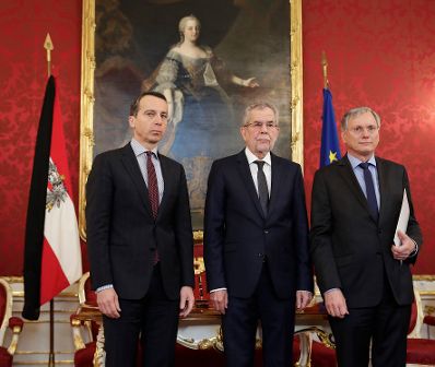 Am 24. Februar 2017 gab Bundeskanzler Christian Kern (l.) gemeinsam mit Bundespr&auml;sident Alexander Van der Bellen (m.) eine Pressestatement zum Ableben von Gesundheitsministerin Sabine Oberhauser. Im Bild mit Sozialminister Alois St&ouml;ger (r.) bei der &Uuml;bergabe der Amtsgesch&auml;fte.