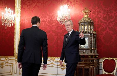 Am 24. Februar 2017 gab Bundeskanzler Christian Kern (l.) gemeinsam mit Bundespr&auml;sident Alexander Van der Bellen (r.) eine Pressestatement zum Ableben von Gesundheitsministerin Sabine Oberhauser.