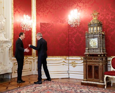 Am 24. Februar 2017 gab Bundeskanzler Christian Kern (l.) gemeinsam mit Bundespr&auml;sident Alexander Van der Bellen (r.) eine Pressestatement zum Ableben von Gesundheitsministerin Sabine Oberhauser.