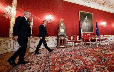 Am 24. Februar 2017 gab Bundeskanzler Christian Kern (r.) gemeinsam mit Bundespr&auml;sident Alexander Van der Bellen (l.) eine Pressestatement zum Ableben von Gesundheitsministerin Sabine Oberhauser.