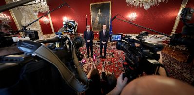 Am 24. Februar 2017 gab Bundeskanzler Christian Kern (r.) gemeinsam mit Bundespr&auml;sident Alexander Van der Bellen (l.) eine Pressestatement zum Ableben von Gesundheitsministerin Sabine Oberhauser.
