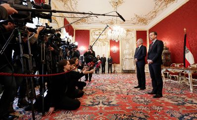 Am 24. Februar 2017 gab Bundeskanzler Christian Kern (r.) gemeinsam mit Bundespr&auml;sident Alexander Van der Bellen (l.) eine Pressestatement zum Ableben von Gesundheitsministerin Sabine Oberhauser.