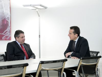 Am 27. Februar 2017 empfing Bundeskanzler Christian Kern (r.) den deutschem Vizekanzler und Au&szlig;enminister Sigmar Gabriel (l.) zu einem Arbeitsgespr&auml;ch im Bundeskanzleramt.